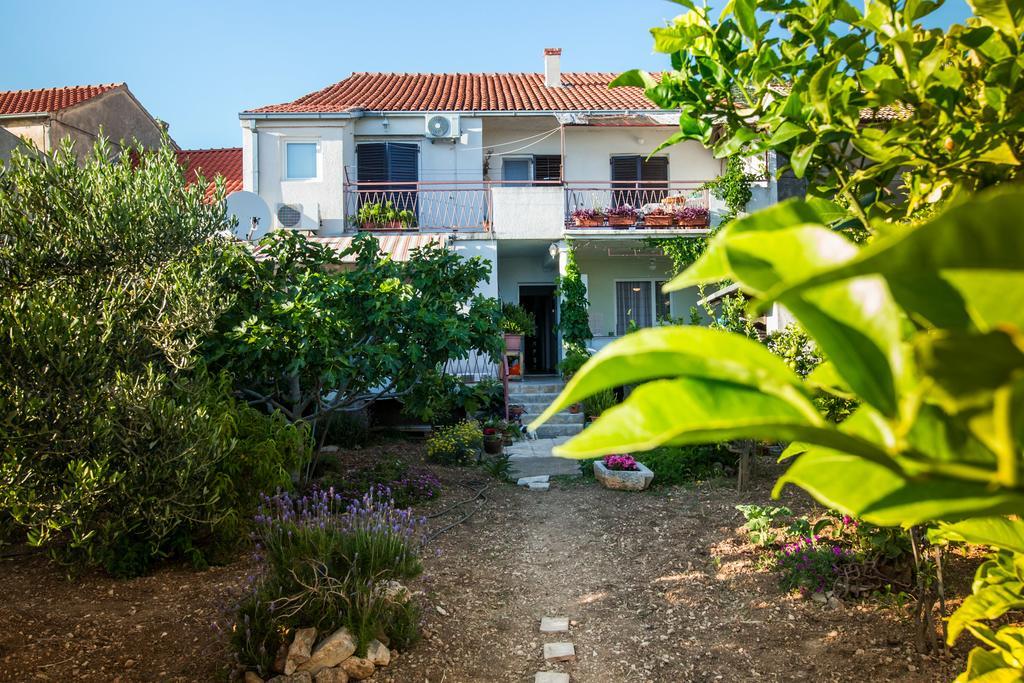 Garden Apartments Komiža Esterno foto