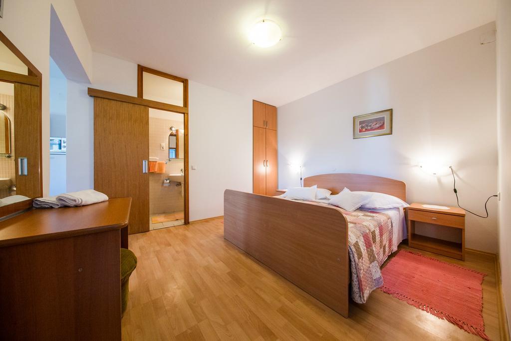 Garden Apartments Komiža Esterno foto