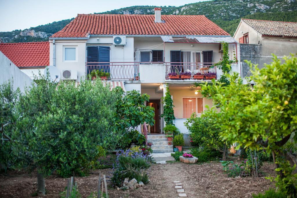 Garden Apartments Komiža Esterno foto