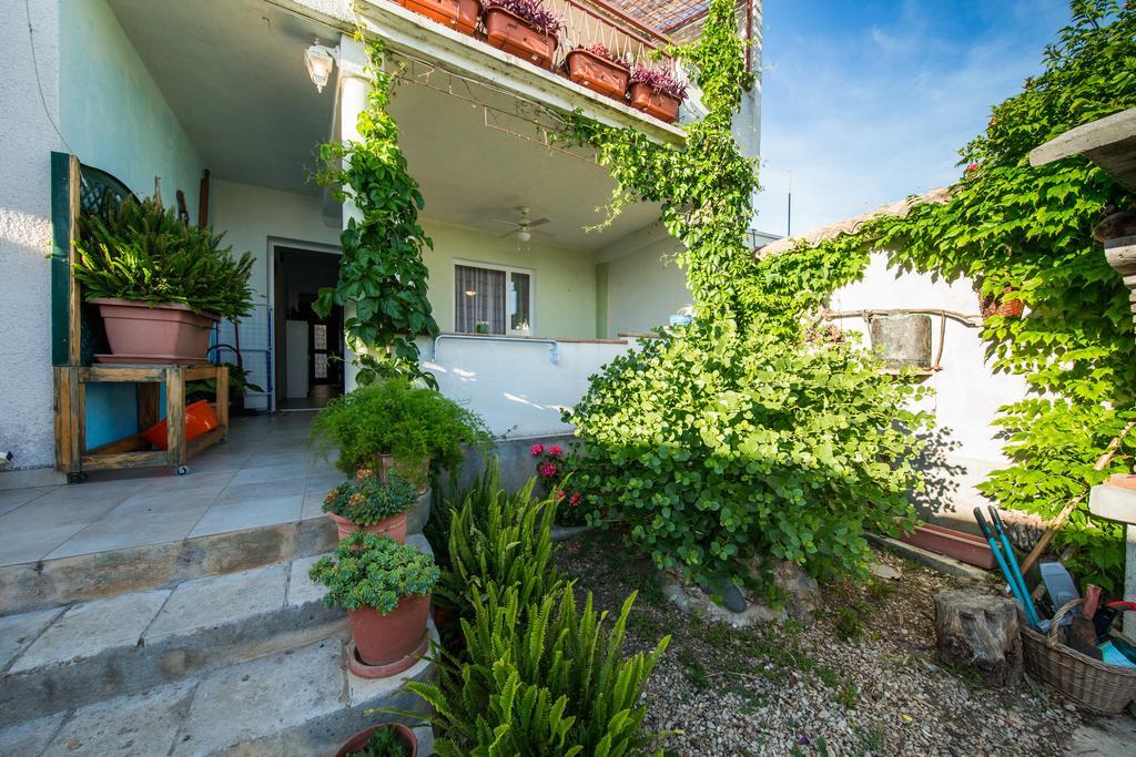 Garden Apartments Komiža Esterno foto