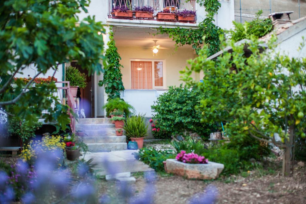 Garden Apartments Komiža Esterno foto