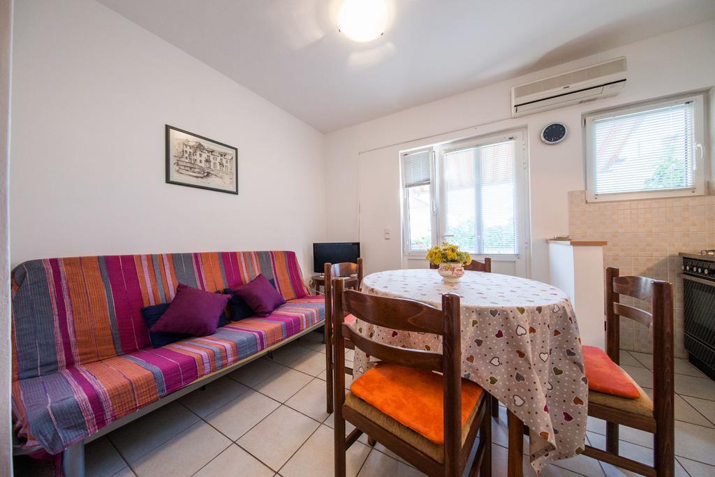 Garden Apartments Komiža Esterno foto